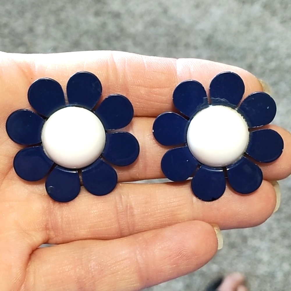 VINTAGE BLUE PAINTED METAL WHITE GLASS STONE DAISY FLORAL POST 1.4" EARRINGS - Picture 2 of 9